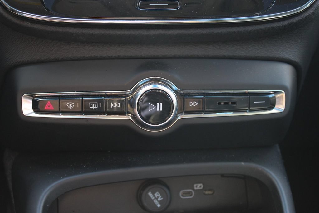 Certified 2025 Volvo XC40 B5 Plus AWD/4WD image 37