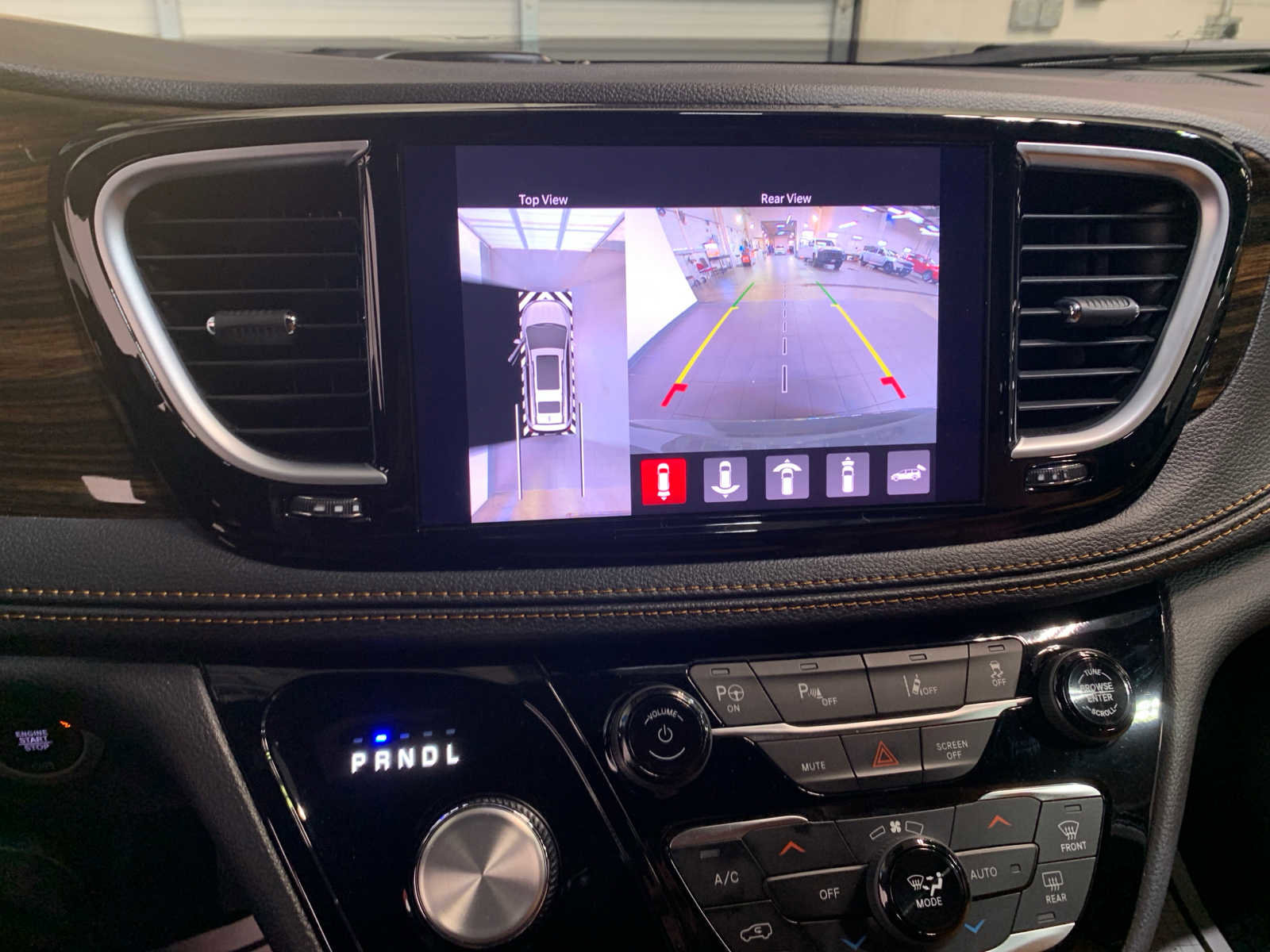 Used 2023 Chrysler Pacifica Pinnacle image 8