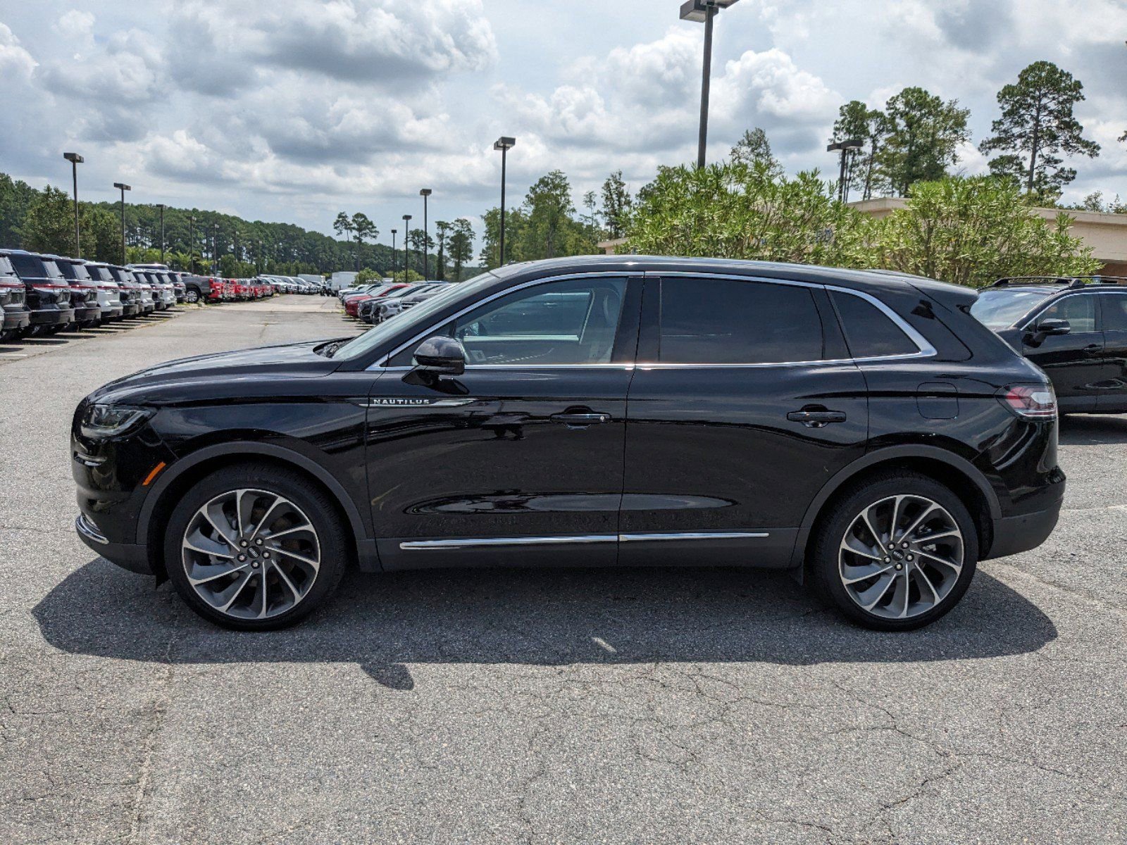 Certified 2023 Lincoln Nautilus Reserve w/ Equipment Group 202A image 8