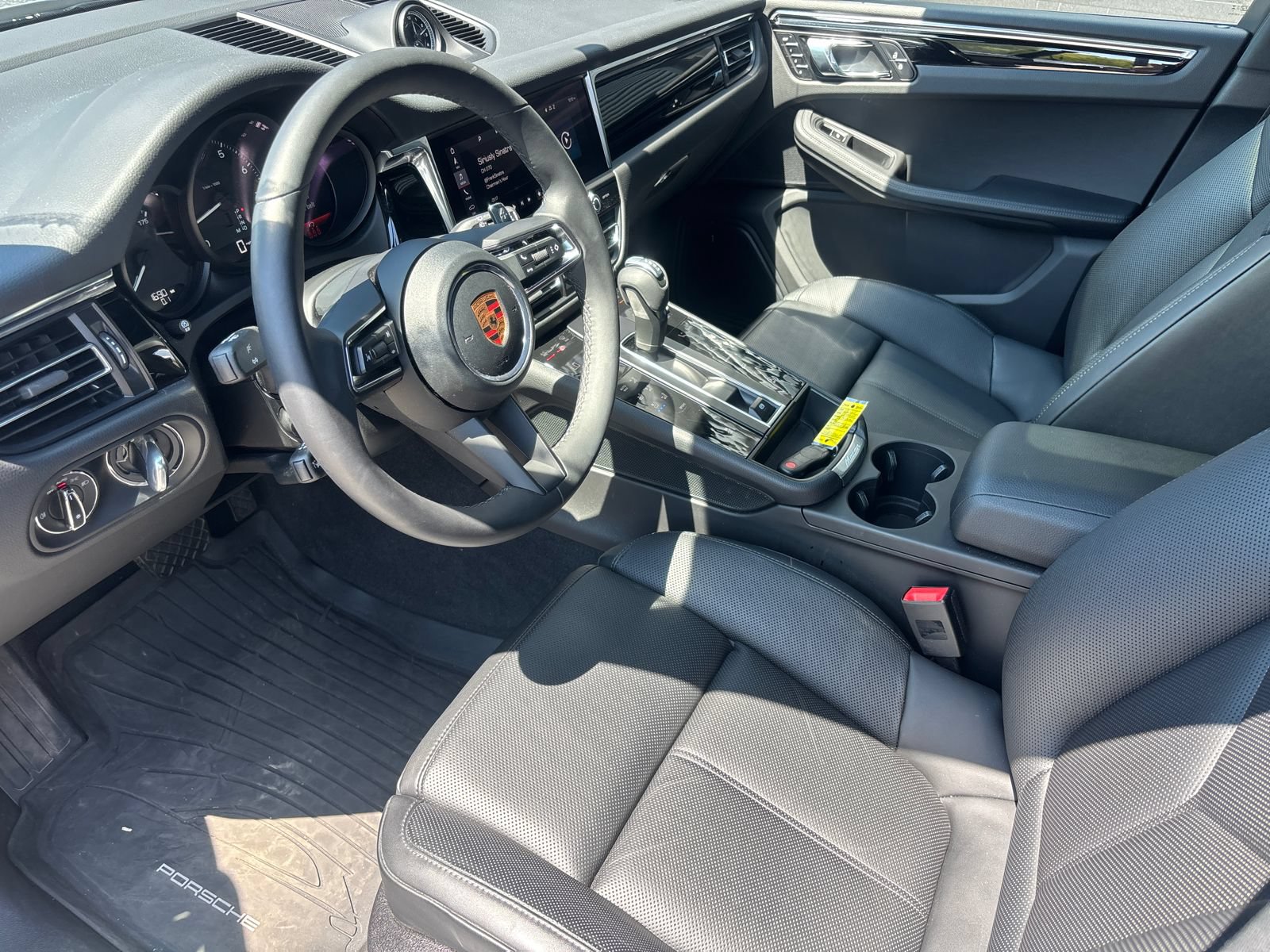 Used 2025 Porsche Macan AWD/4WD image 3