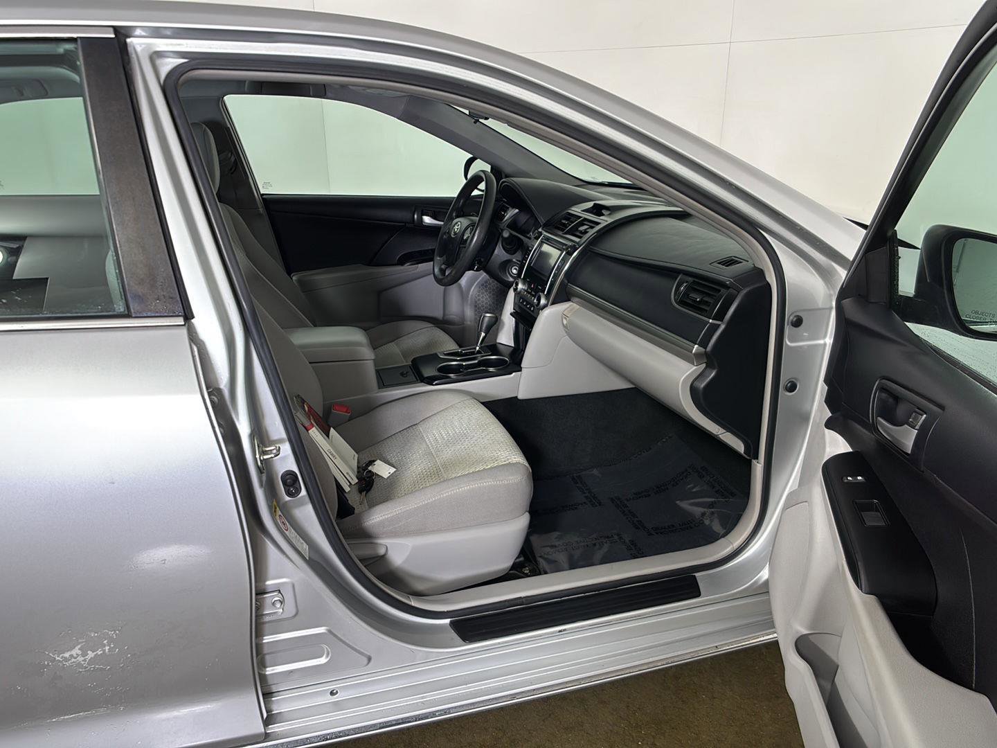 Used 2014 Toyota Camry LE FWD image 21