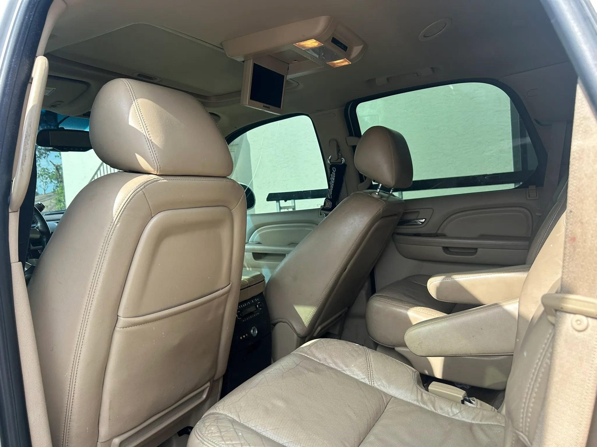 Used 2011 Cadillac Escalade Premium RWD image 11