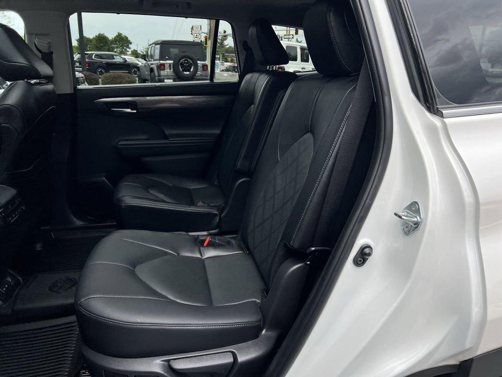 Used 2025 Toyota Highlander Platinum AWD/4WD image 32