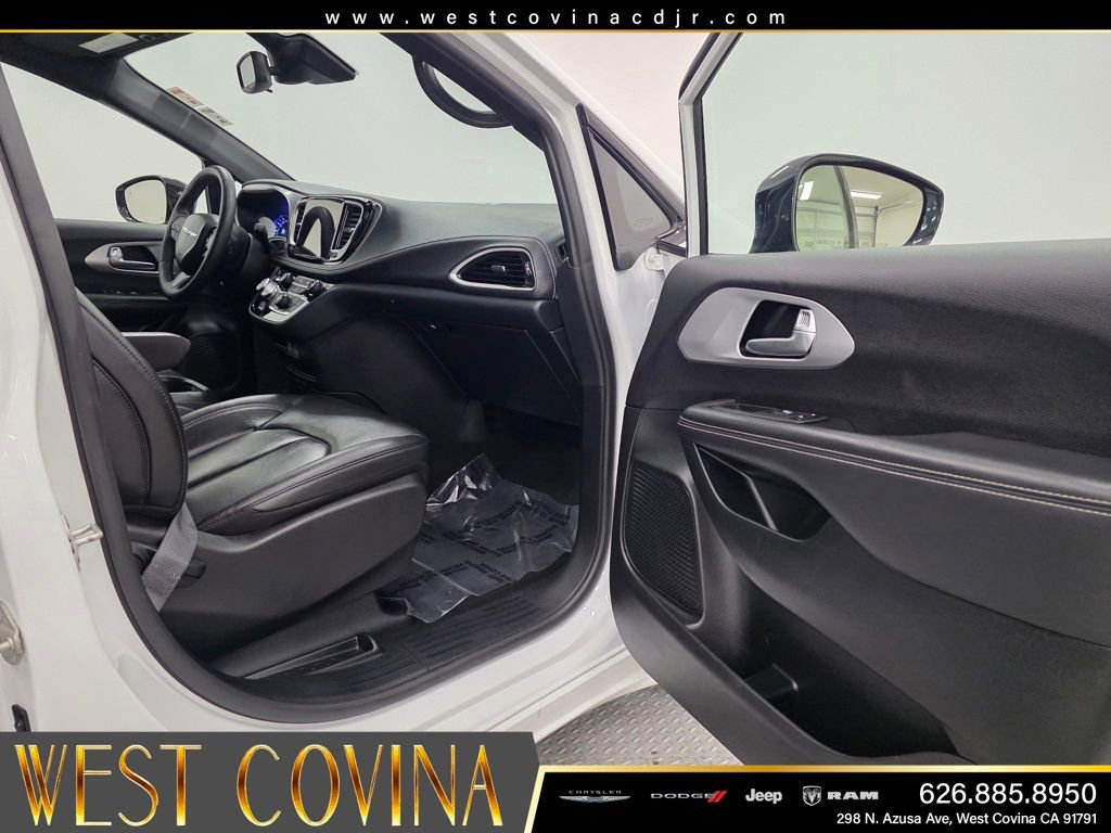 Used 2024 Chrysler Pacifica Limited FWD image 15