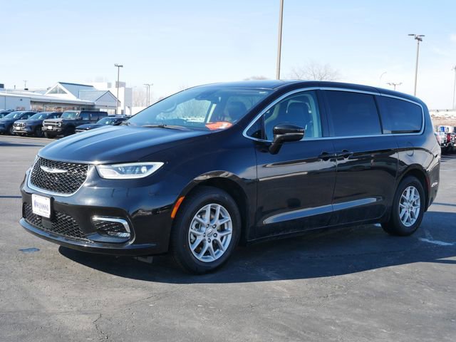 Used 2023 Chrysler Pacifica Touring-L image 2