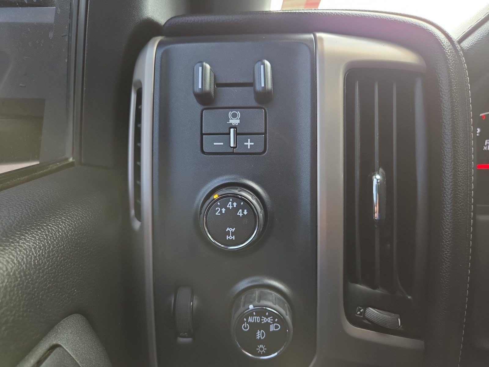 Used 2015 GMC Sierra 2500 Denali w/ Duramax Plus Package AWD/4WD image 26
