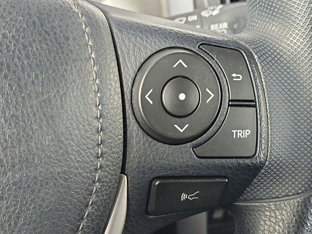 Used 2018 Toyota RAV4 LE FWD image 10
