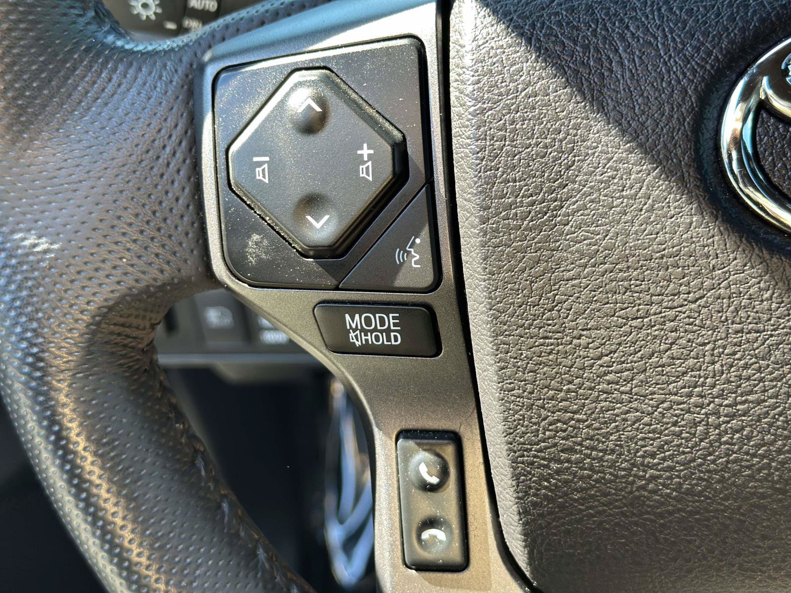 Used 2022 Toyota Tacoma TRD Off-Road w/ TRD Premium Off Road Package AWD/4WD image 17
