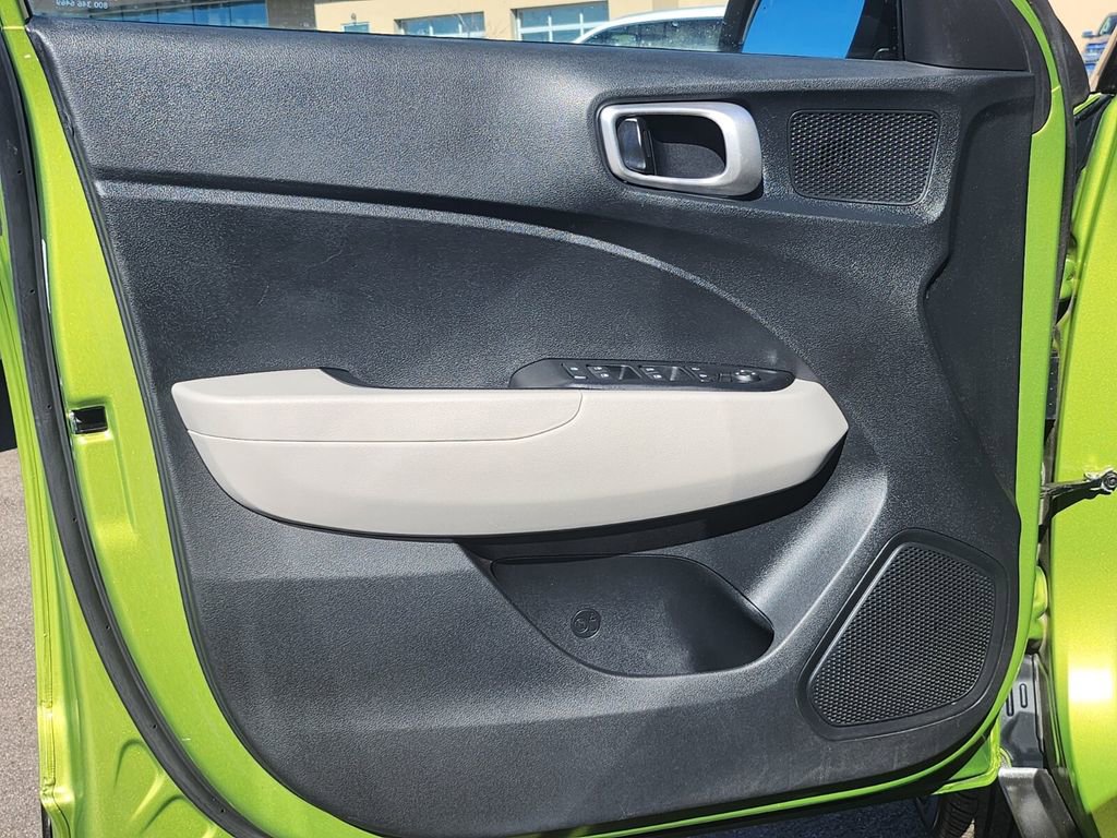 Certified 2021 Hyundai Venue SEL w/ Premium Package image 30