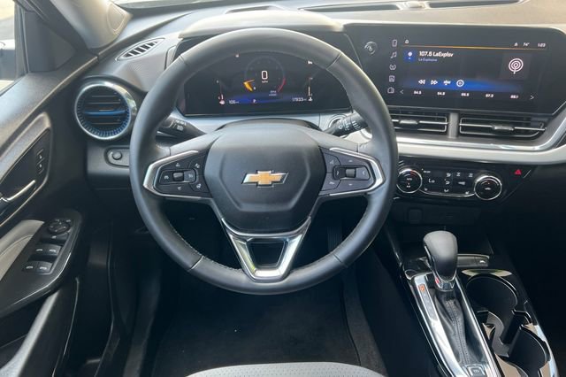 Used 2025 Chevrolet Trax LT w/ LT Convenience Package image 16