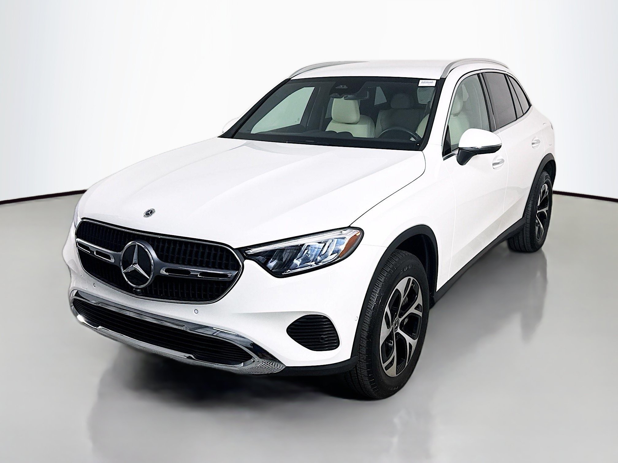 Used 2025 Mercedes-Benz GLC 350e 4MATIC image 4