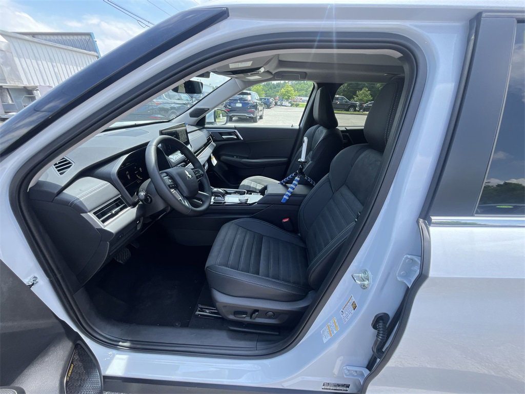 New 2025 Mitsubishi Outlander SE image 11