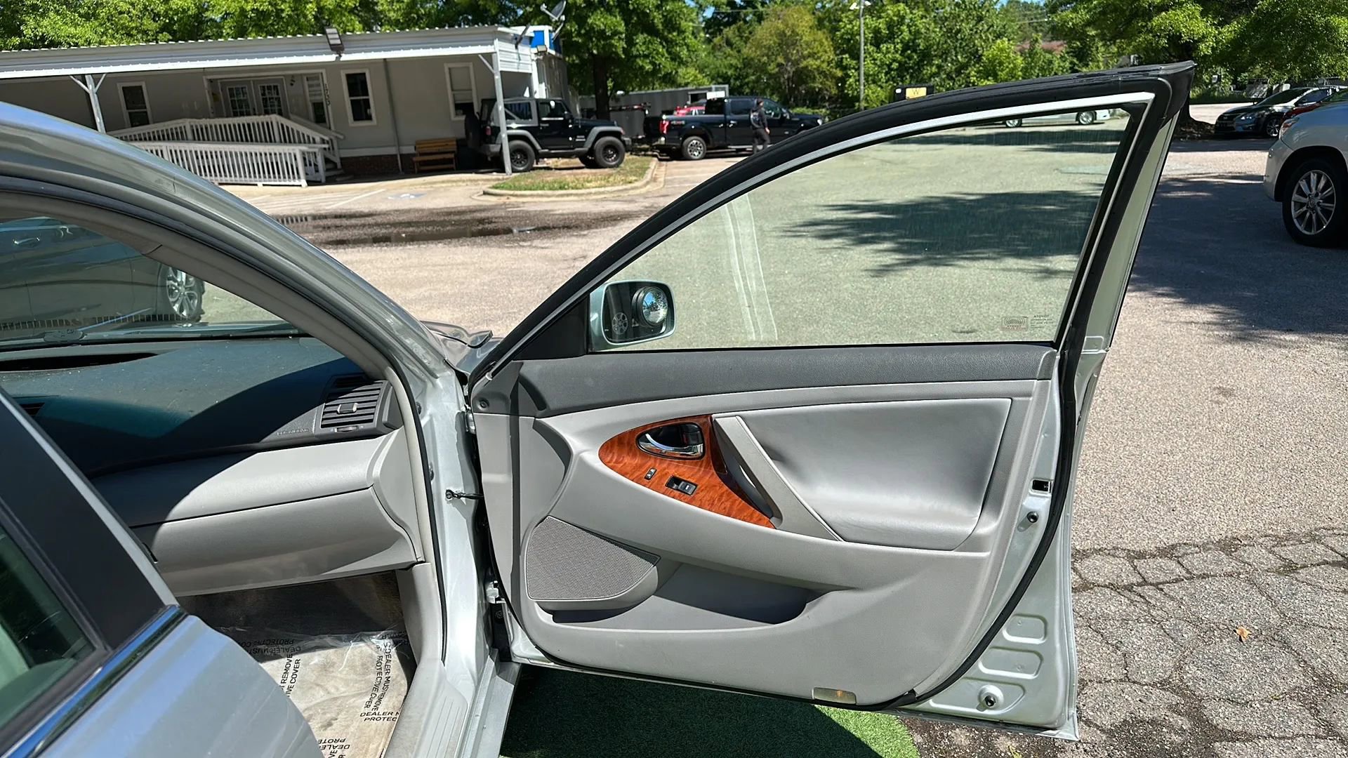 Used 2011 Toyota Camry XLE w/ SE/XLE Extra-Value Pkg FWD image 23