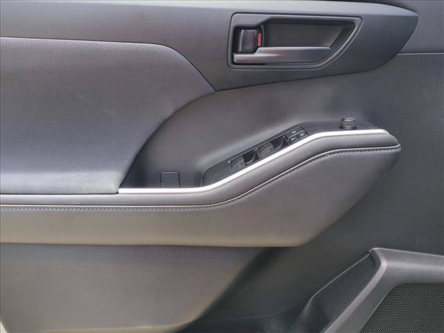 Used 2021 Toyota Highlander L FWD image 11
