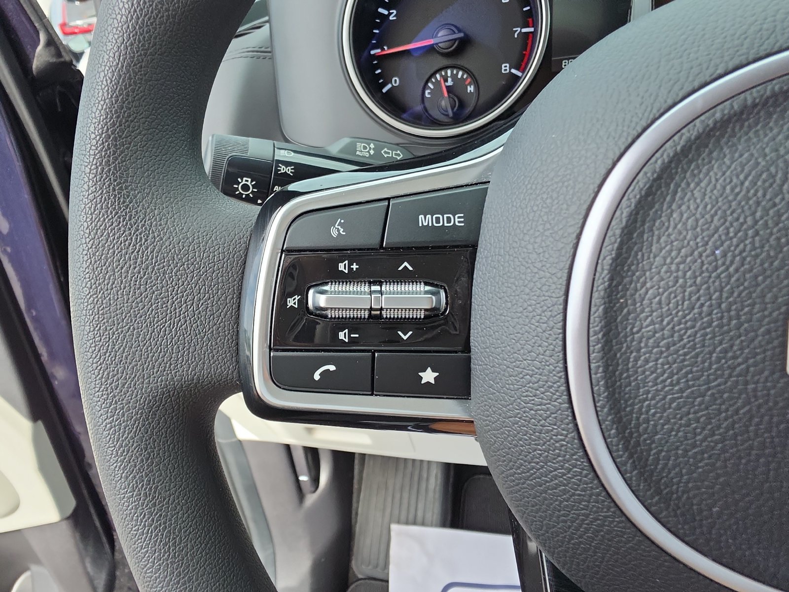 Used 2024 Kia Carnival LX FWD image 19