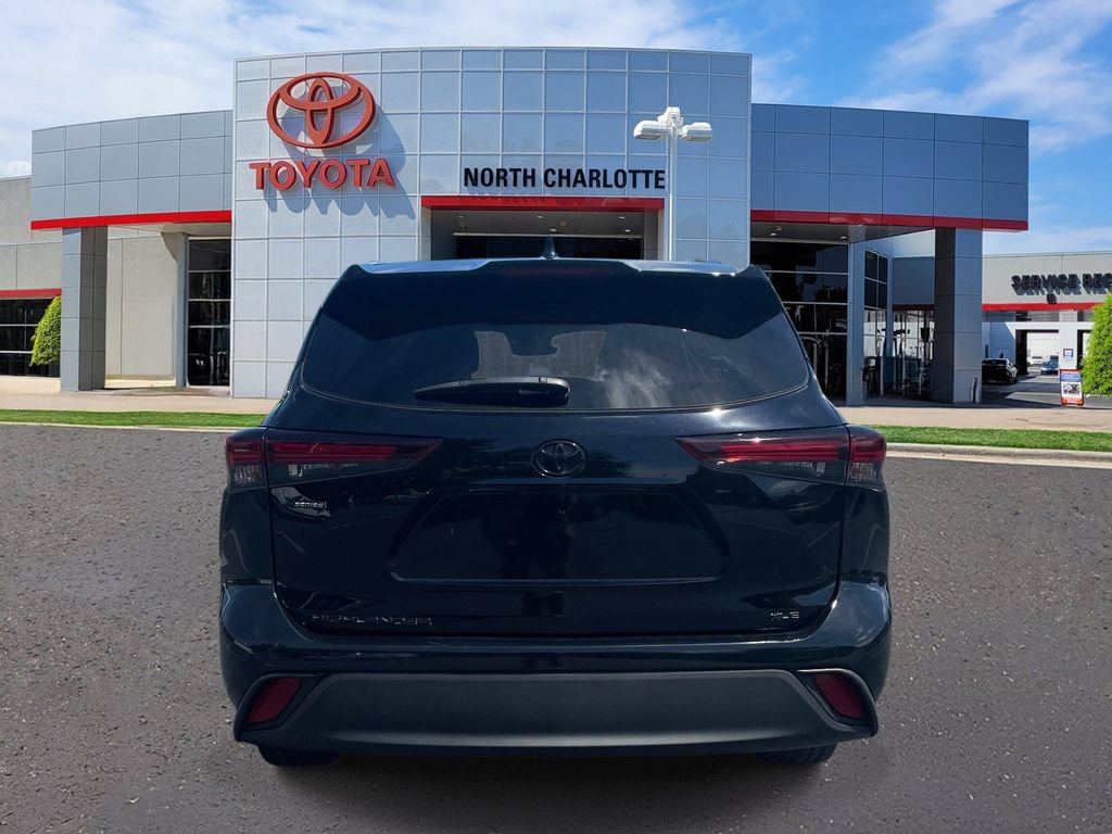 Used 2024 Toyota Highlander XLE FWD image 6