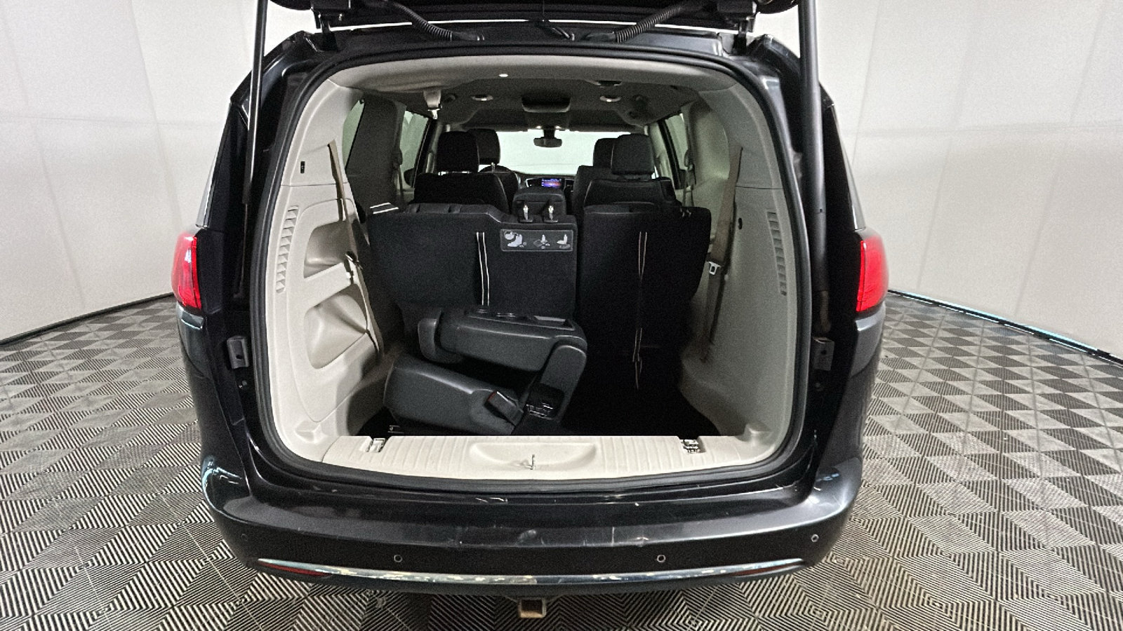 Used 2017 Chrysler Pacifica Touring-L FWD image 33