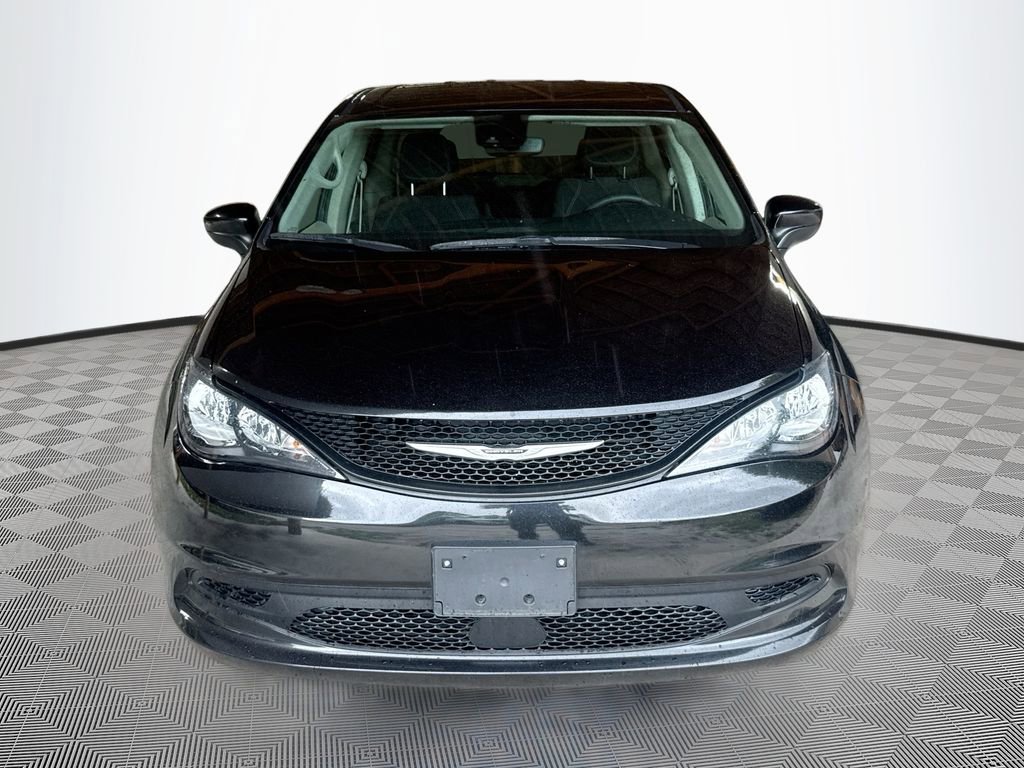 Used 2023 Chrysler Voyager LX FWD image 2