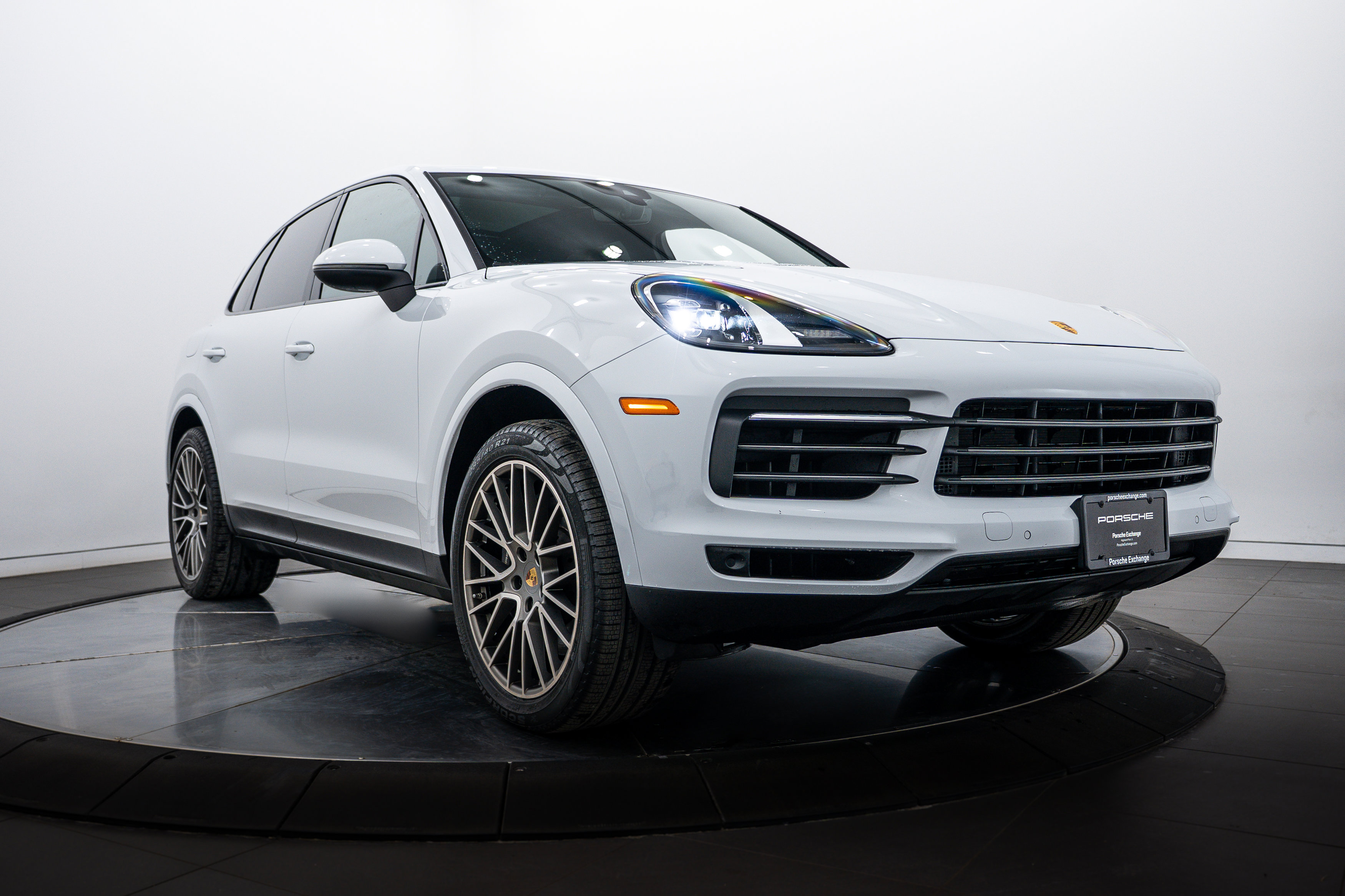 Certified 2023 Porsche Cayenne Platinum Edition image 9