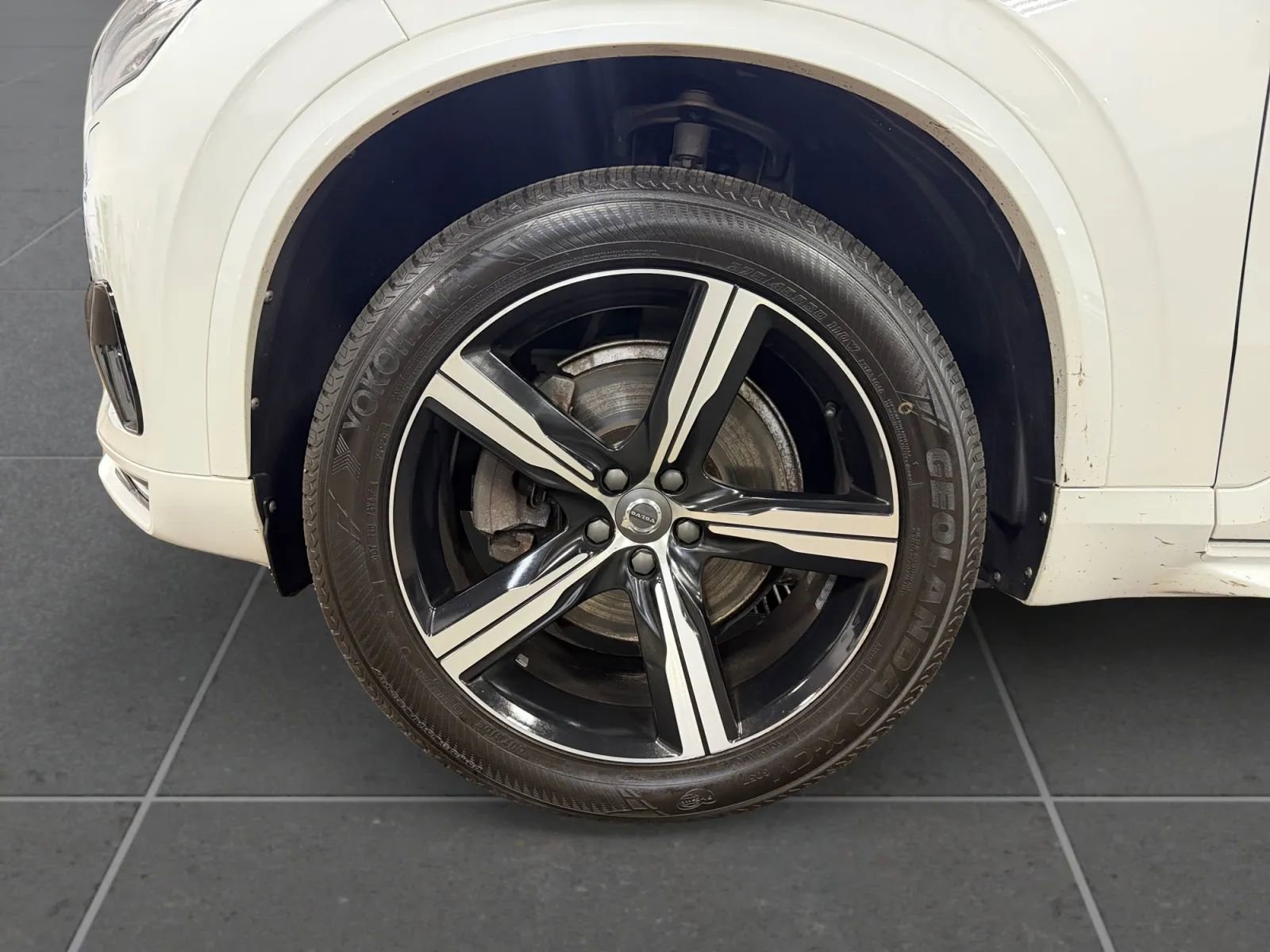 Used 2017 Volvo XC90 T6 R-Design w/ Vision Package image 14