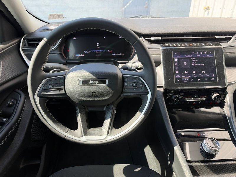 Used 2023 Jeep Grand Cherokee Laredo X AWD/4WD image 20
