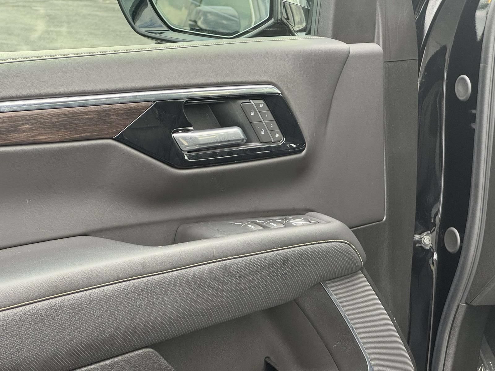Used 2025 Chevrolet Suburban Premier AWD/4WD image 18