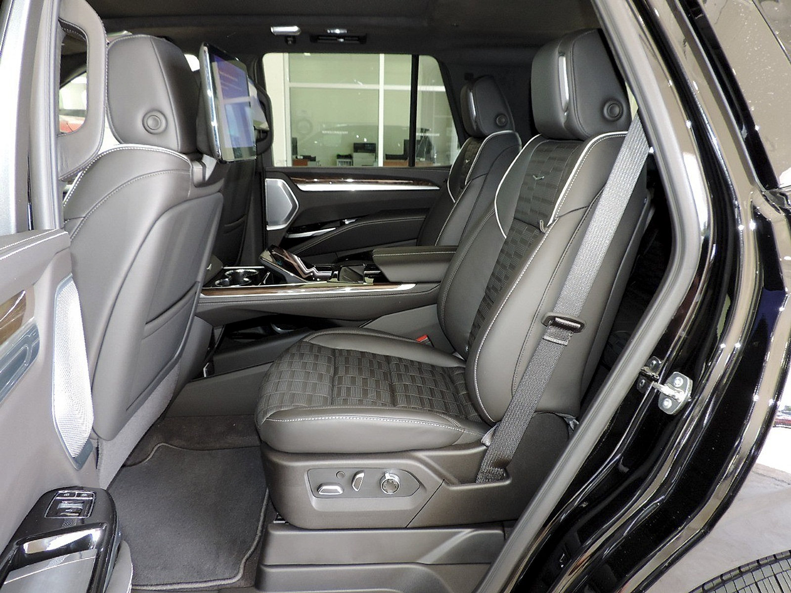 New 2026 Cadillac Escalade Platinum Sport AWD/4WD image 17