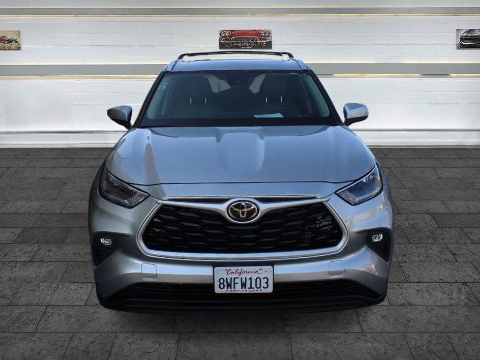 Used 2021 Toyota Highlander XLE FWD image 2