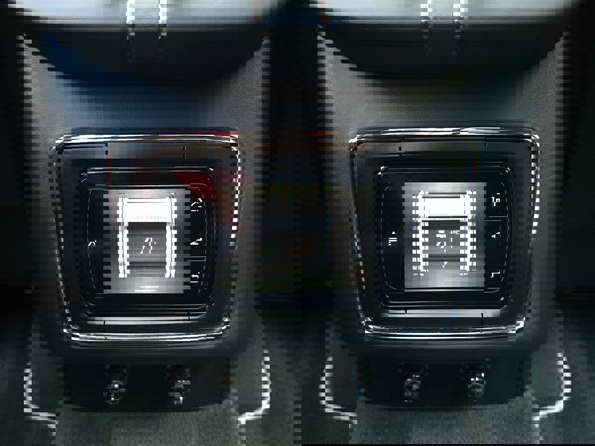 Used 2020 Bentley Bentayga Plug-In Hybrid image 23