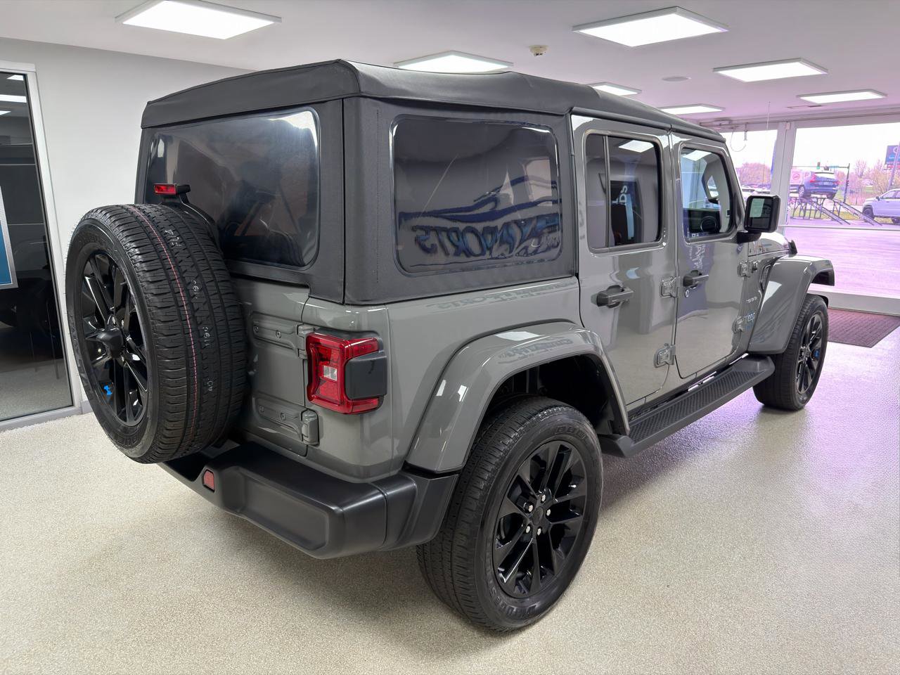 Used 2023 Jeep Wrangler Sahara AWD/4WD image 3