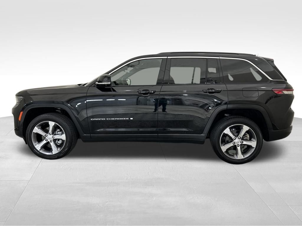 Used 2024 Jeep Grand Cherokee Limited w/ Luxury Tech Group II image 2