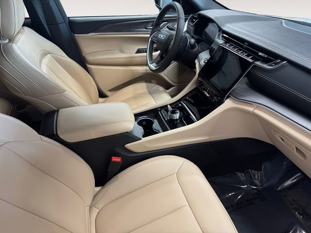 Used 2024 Jeep Grand Cherokee Limited AWD/4WD image 4