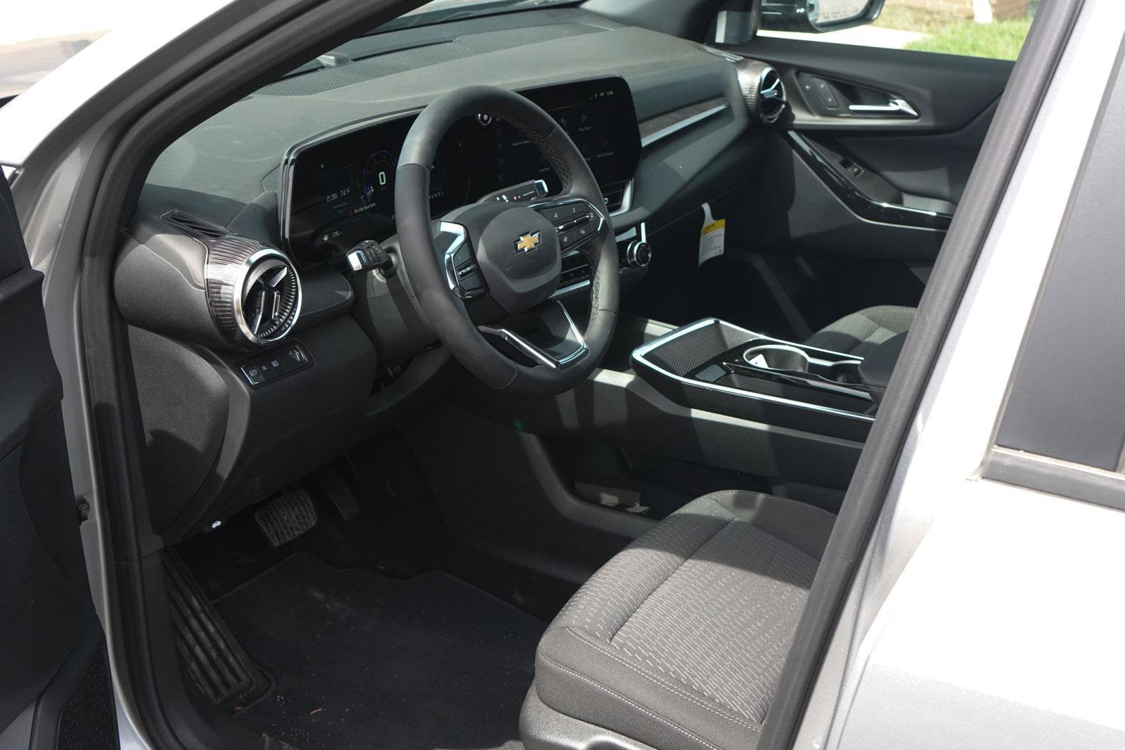 New 2025 Chevrolet Equinox LT w/ Safety and Technology Package image 24