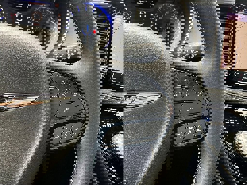 Used 2025 Chrysler Pacifica Limited FWD image 24