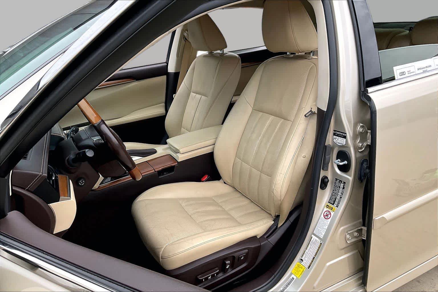 Used 2016 Lexus ES 300h w/ Luxury Package w/Wood Trim FWD image 7
