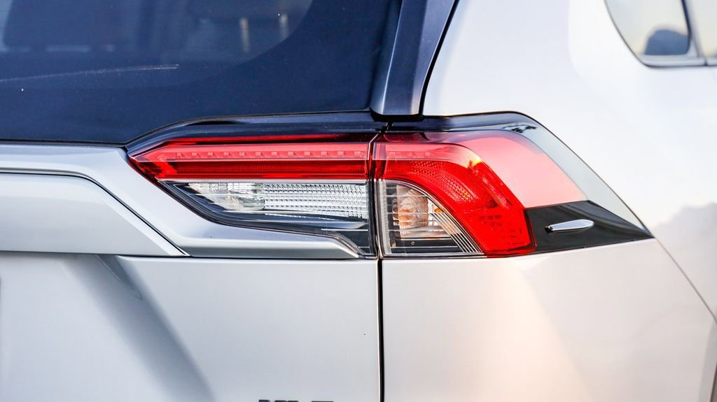 Used 2022 Toyota RAV4 XLE Premium image 10