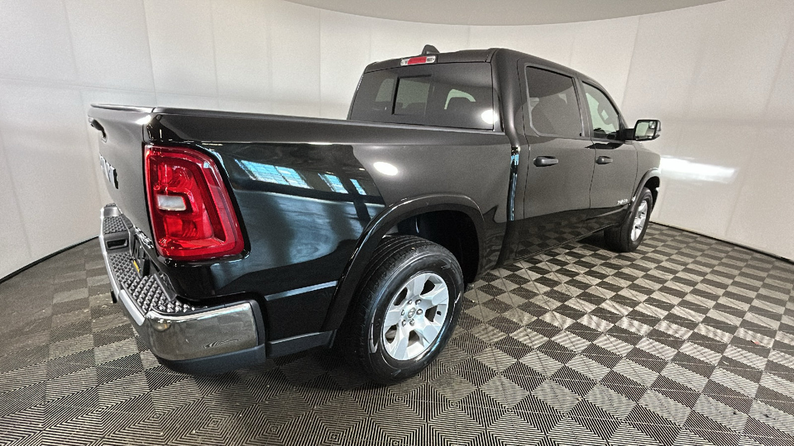 Used 2025 RAM 1500 Big Horn AWD/4WD image 3