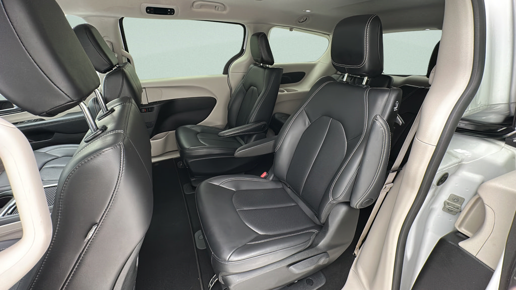 Used 2023 Chrysler Pacifica Touring-L FWD image 9