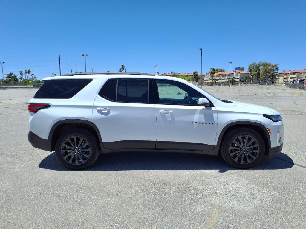 Used 2022 Chevrolet Traverse RS image 3