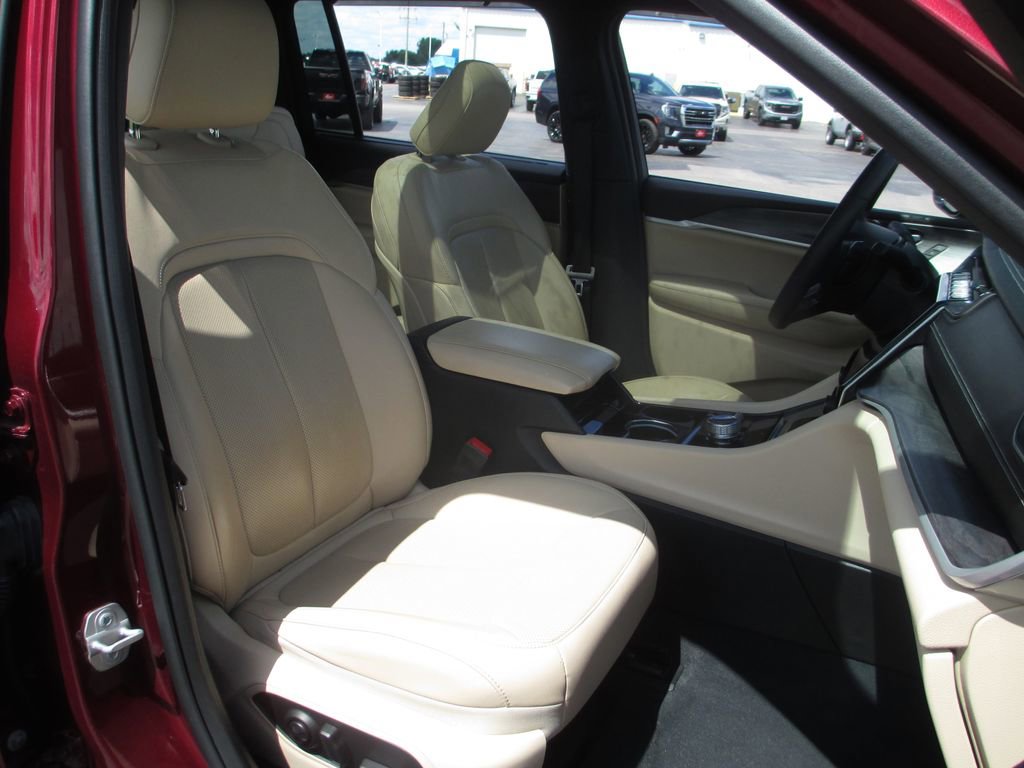 Used 2023 Jeep Grand Cherokee L Limited w/ Luxury Tech Group II AWD/4WD image 24