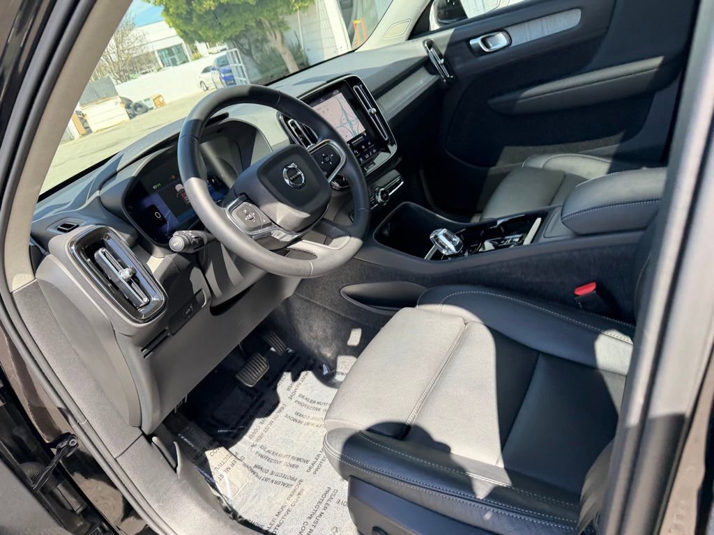 Used 2025 Volvo XC40 B5 Plus image 2