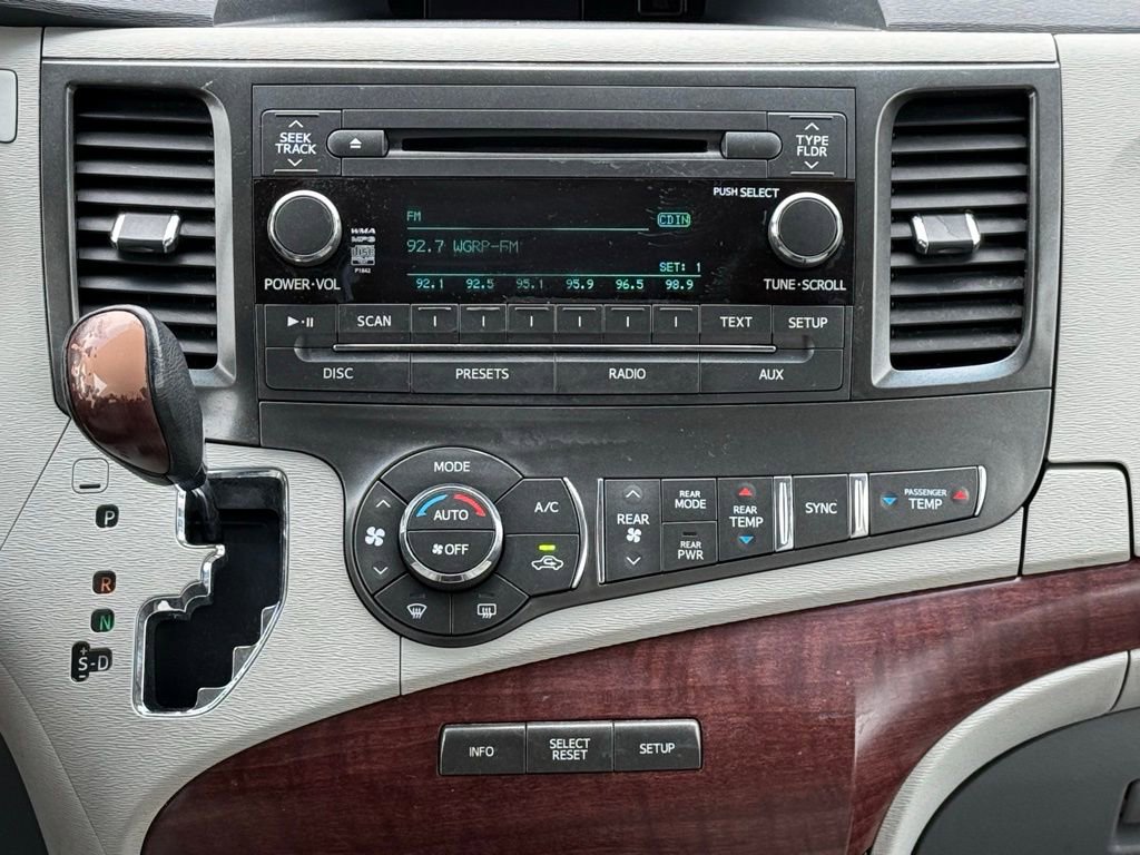 Used 2013 Toyota Sienna XLE image 22