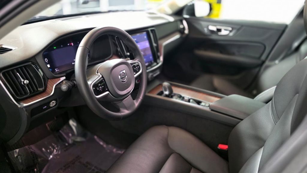 Used 2025 Volvo V60 B5 Cross Country Plus image 16