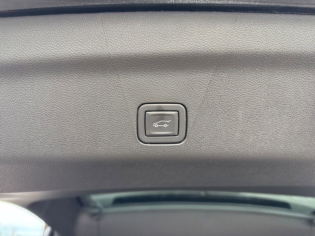 Used 2024 GMC Yukon XL Denali image 33