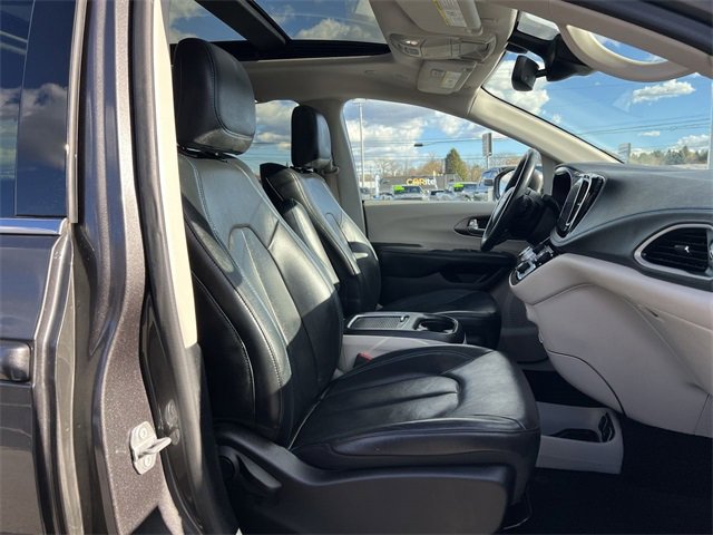 Used 2021 Chrysler Pacifica Touring-L w/ Uconnect Theater Family Group image 19
