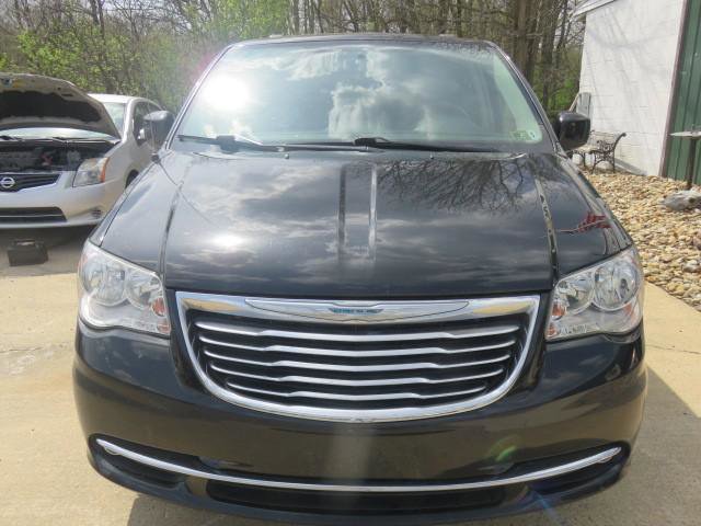 Used 2015 Chrysler Town & Country Touring w/ Driver Convenience Group FWD image 2