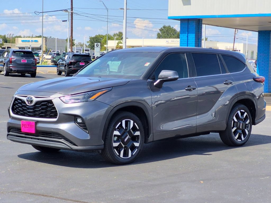Used 2025 Toyota Highlander LE FWD image 3