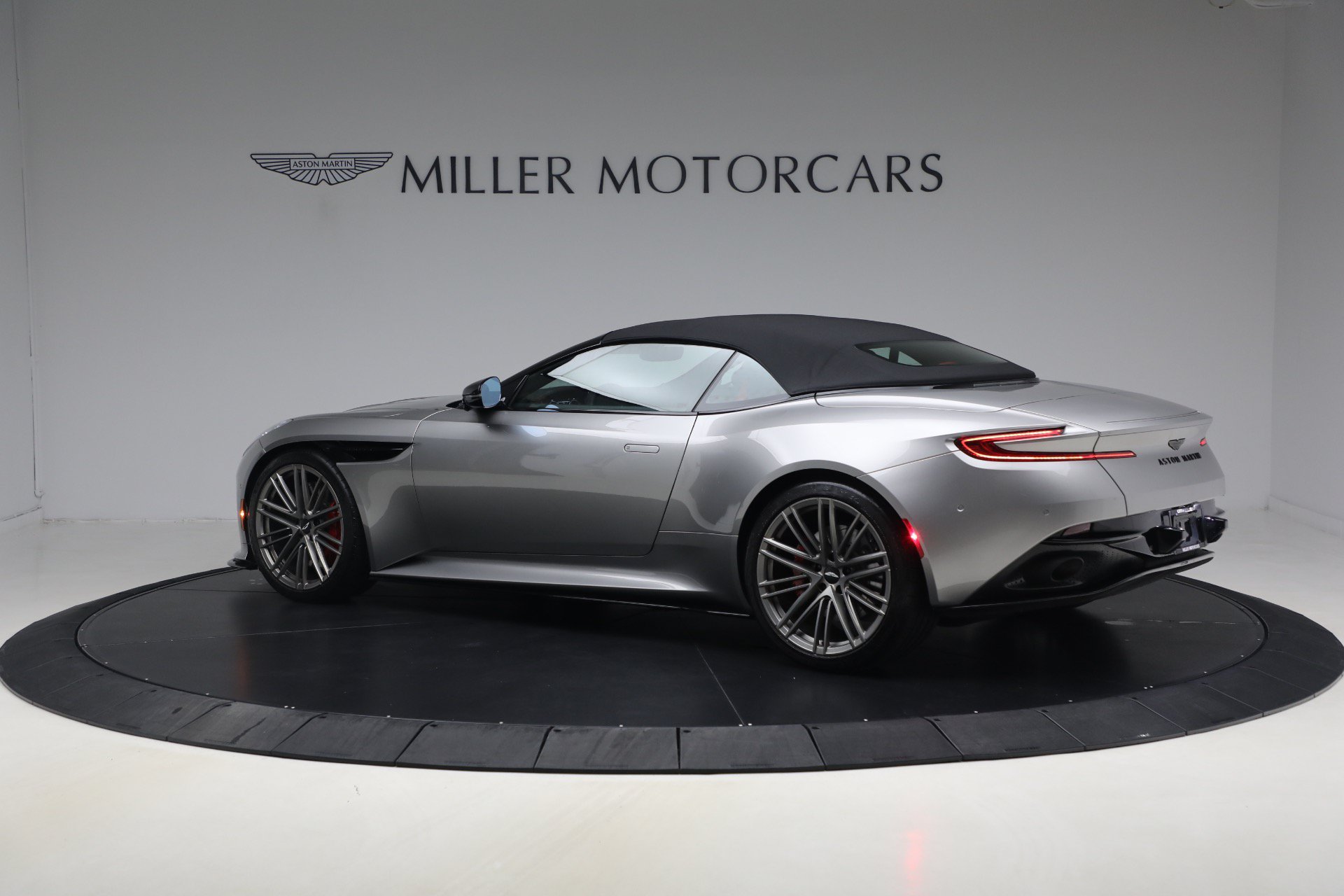Used 2024 Aston Martin DB12 Convertible RWD image 17