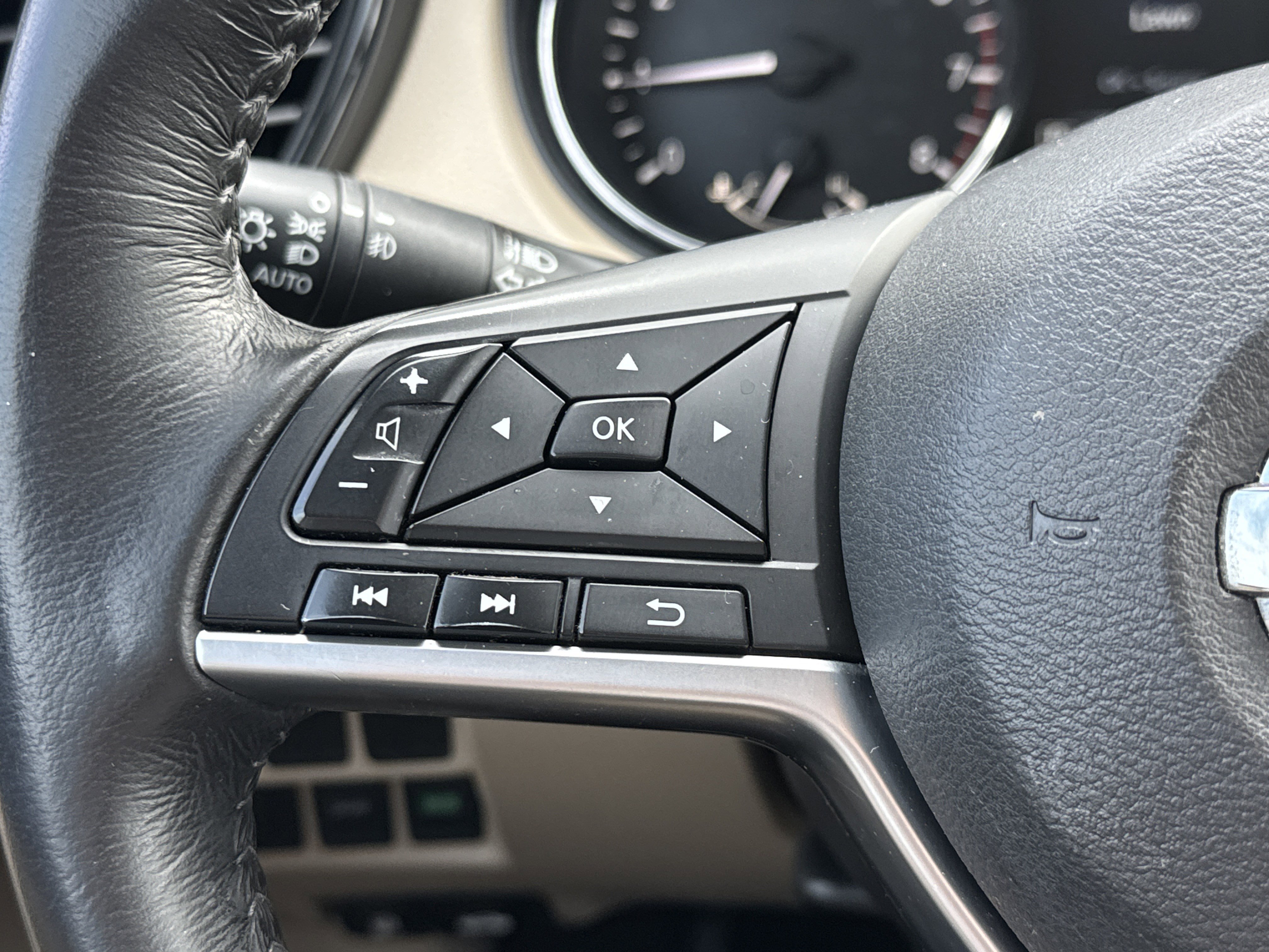 Used 2017 Nissan Rogue SV image 16