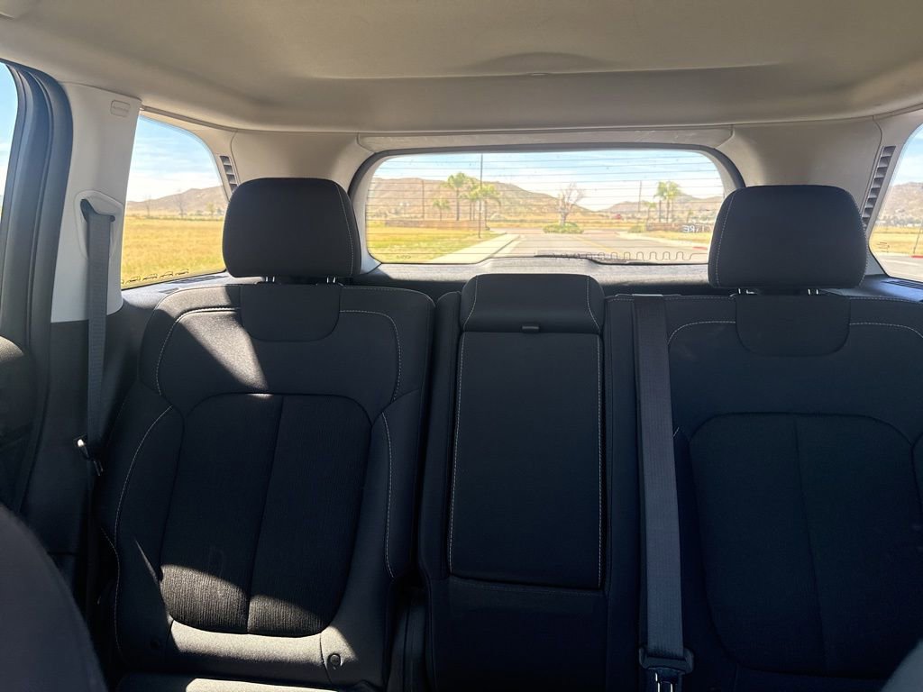 Used 2023 Jeep Grand Cherokee Laredo image 18